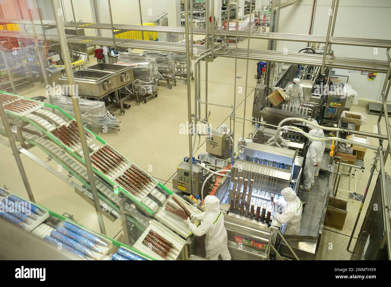 TAICANG, CINA - 27 FEBBRAIO 2024 - gli operai lavorano sulla linea di produzione del primo gelato al mondo "Lighthouse Network", il prodotto di Unilever Wall Foto Stock