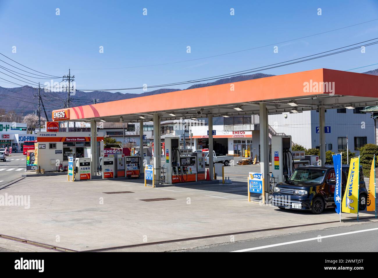 Distributore di benzina Eneos nella regione dei cinque Laghi, nell'area del Monte Fuji, Giappone, 2023, benzina e diesel per il centro di assistenza automobili Foto Stock