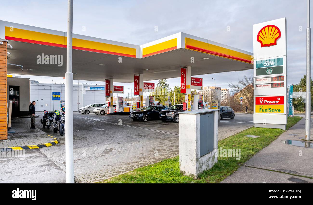 Nitra, Slovacchia - 24 febbraio 2024: Stazione di servizio Shell. Stazione di servizio. Shell è un gruppo globale di società energetiche e petrolchimiche. Foto Stock