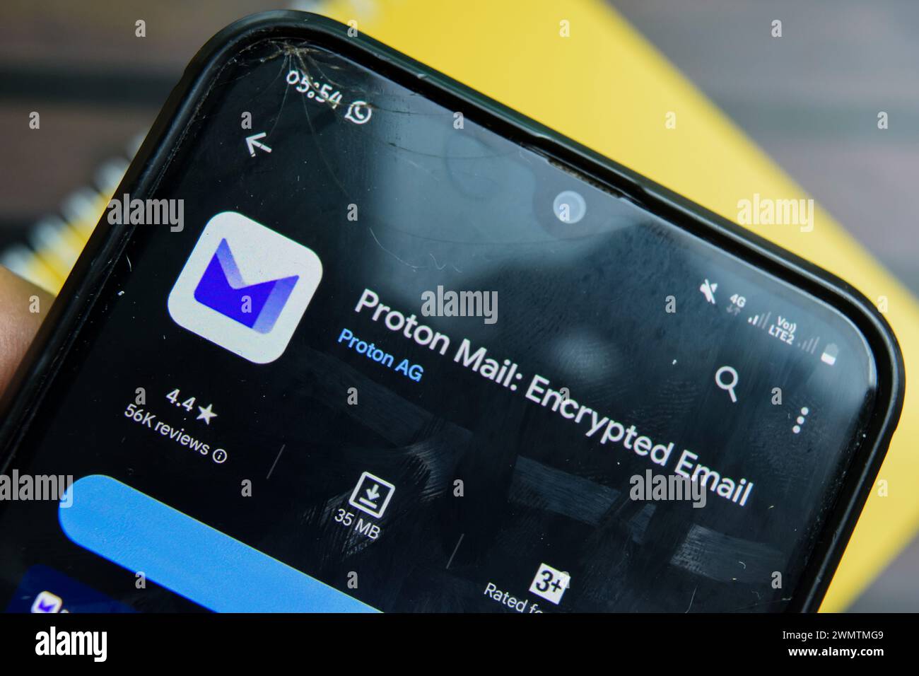 Applicazione Proton mail sullo schermo dello smartphone. E-mail crittografata è un browser web freeware sviluppato da Proton AG. Bekasi, Indonesia, 28 febbraio 2024 Foto Stock