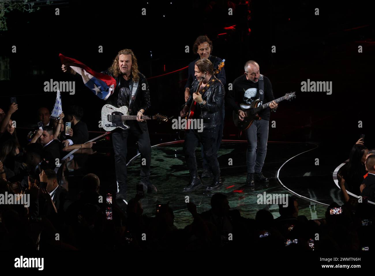 Cile, Vina del Mar. 27 febbraio 2024. (NUOVO) Mana, Festival Internazionale di musica di Vina del Mar. 27 febbraio 2024, Vina del Mar, Cile: Mana è probabilmente una delle rock band di maggior successo in lingua spagnola di questa generazione. TheyÃ¢â‚¬â„¢ve ha venduto oltre 40 milioni di dischi in tutto il mondo. Nel 2016, il gruppo vincitore del Grammy divenne la prima rock band messicana a ricevere una stella sulla Hollywood Walk of Fame. Due anni dopo, hanno ricevuto il Latin Music Lifetime Award da Billboard e sono stati nominati persona dell'anno ai Latin Grammys.Credit: Jose Francisco/Thenews2 (foto: JosÃƒ © Francisco/Thenews2 Foto Stock
