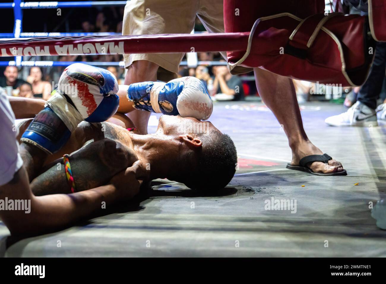 Koh Chang, Thailandia. 24 febbraio 2024. Il pugile tailandese Petch si nel ha visto mettere il guanto sul viso dopo un knockout, durante lo show settimanale Muay Thai Fights, organizzato dalla Koh Chang Fight School, sull'isola di Koh Chang. Il match di pugilato thailandese tra Frame Payak e Petch si nel è stato vinto da Frame Payak per KO. (Foto di Nathalie Jamois/SOPA Images/Sipa USA) credito: SIPA USA/Alamy Live News Foto Stock