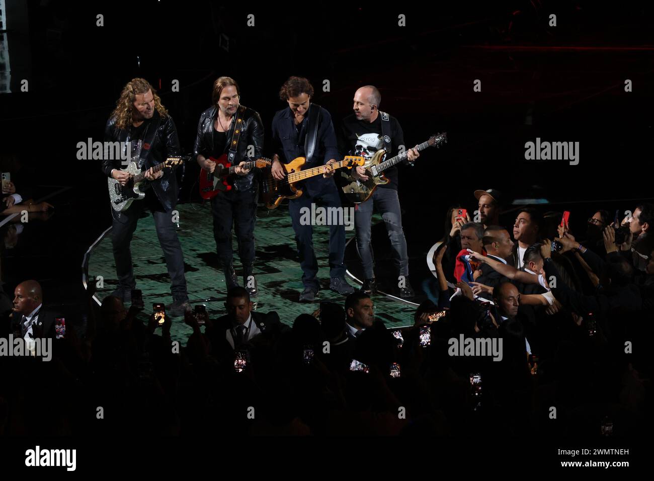 Cile, Vina del Mar. 27 febbraio 2024. (NUOVO) Mana, Festival Internazionale di musica di Vina del Mar. 27 febbraio 2024, Vina del Mar, Cile: Mana è probabilmente una delle rock band di maggior successo in lingua spagnola di questa generazione. TheyÃ¢â‚¬â„¢ve ha venduto oltre 40 milioni di dischi in tutto il mondo. Nel 2016, il gruppo vincitore del Grammy divenne la prima rock band messicana a ricevere una stella sulla Hollywood Walk of Fame. Due anni dopo, hanno ricevuto il Latin Music Lifetime Award da Billboard e sono stati nominati persona dell'anno ai Latin Grammys.Credit: Jose Francisco/Thenews2 (foto: JosÃƒ © Francisco/Thenews2 Foto Stock