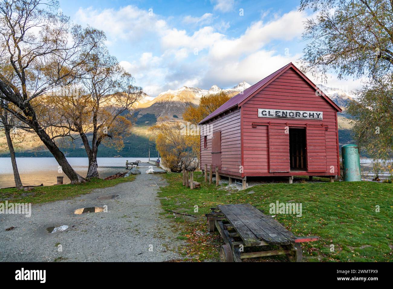 Il lago Wakatipu è stato visto da Glenorchy con la sua famosa capanna rossa, Queenstown, Otago, nuova Zelanda Foto Stock