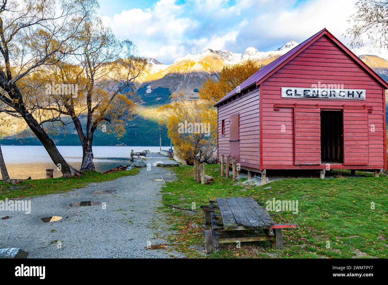 Lago Wakatipu visto da Glenorchy con la sua famosa ex capanna rossa, South Island, nuova Zelanda Foto Stock