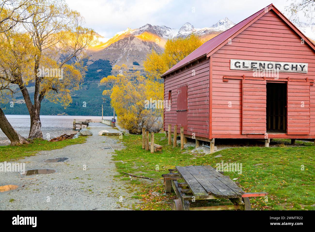 Lago Wakatipu visto da Glenorchy con la sua famosa ex capanna rossa, South Island, nuova Zelanda Foto Stock