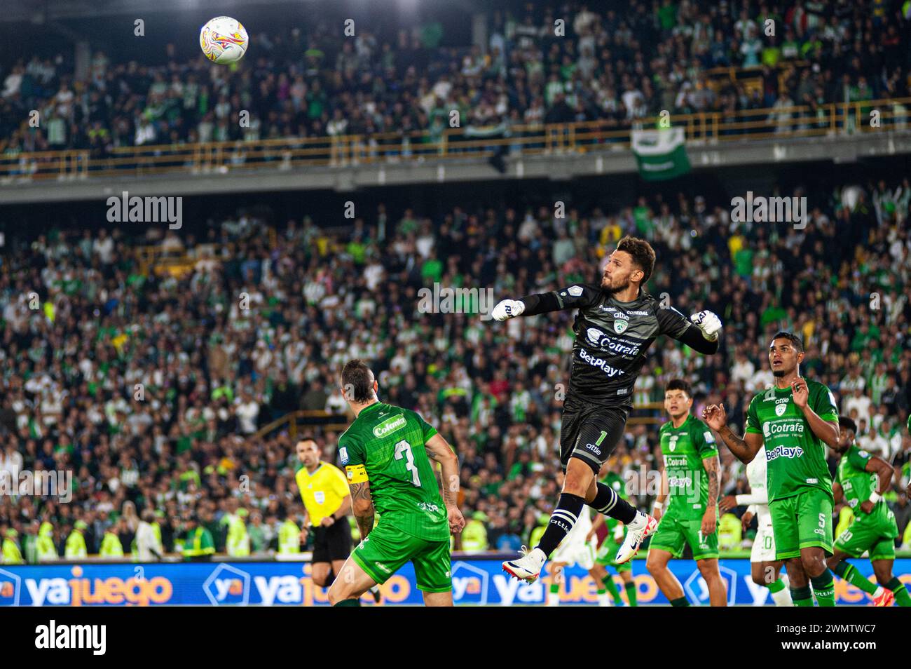 Bogotà, Colombia. 25 febbraio 2024. Il portiere di Equidad, Washington Ortega (L), sgombra un pallone durante la partita BetPlay Dimayor Leagua tra Equidad (2) e Nacional (0) a Bogotà, lo stadio El Campin della Colombia il 25 febbraio 2024. Foto di: Sebastian Barros/Long Visual Press credito: Long Visual Press/Alamy Live News Foto Stock