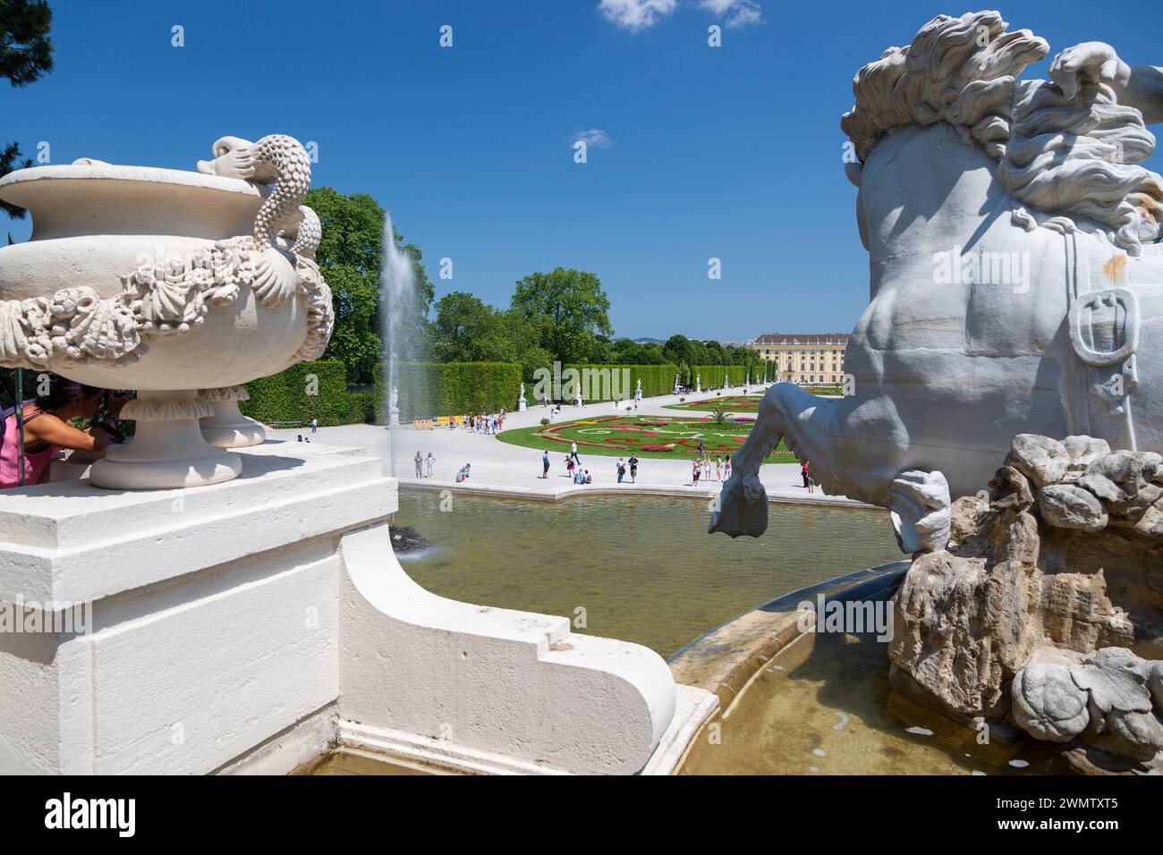 Vienna, Austria - 18 giugno 2023: Frammento della Fontana di Nettuno nel Parco del Palazzo di Schoenbrunn Foto Stock