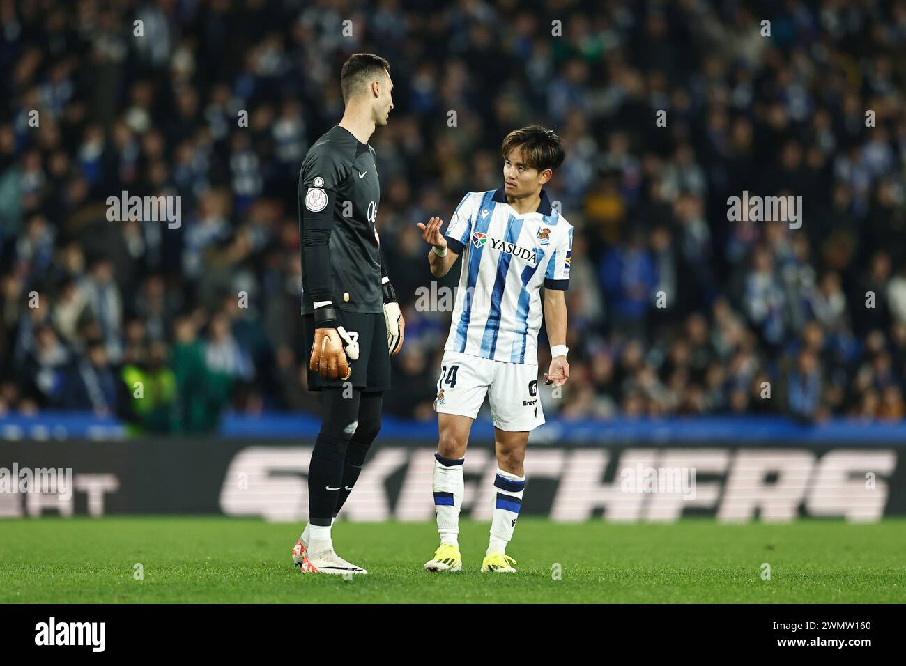 San Sebastian, Spagna. 27 febbraio 2024. (L-R) Dominik Greif (Mallorca), Takefusa Kubo (Sociedad) calcio: Spagnolo 'Copa del Rey' semifinale 2° tappa partita tra Real Sociedad 1 (PK 4-5) 1 RCD Mallorca alla reale Arena di San Sebastian, Spagna. Crediti: Mutsu Kawamori/AFLO/Alamy Live News Foto Stock