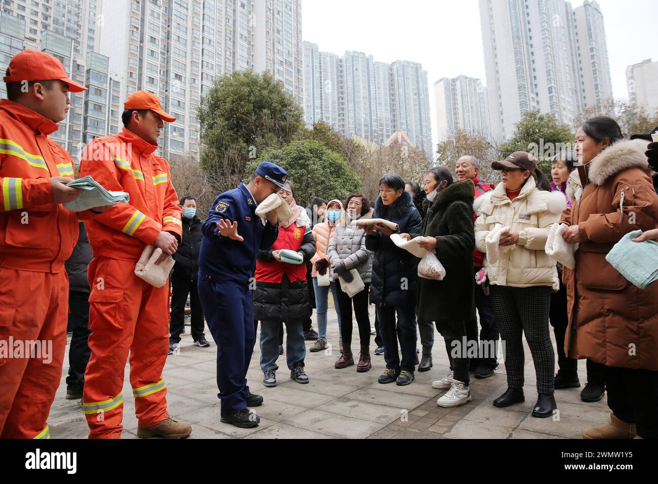 LIANYUNGANG, CINA - 28 FEBBRAIO 2024 - i vigili del fuoco guidano i residenti a fuggire da un incendio a Lianyungang, provincia del Jiangsu nella Cina orientale, 28 febbraio 2024. Foto Stock