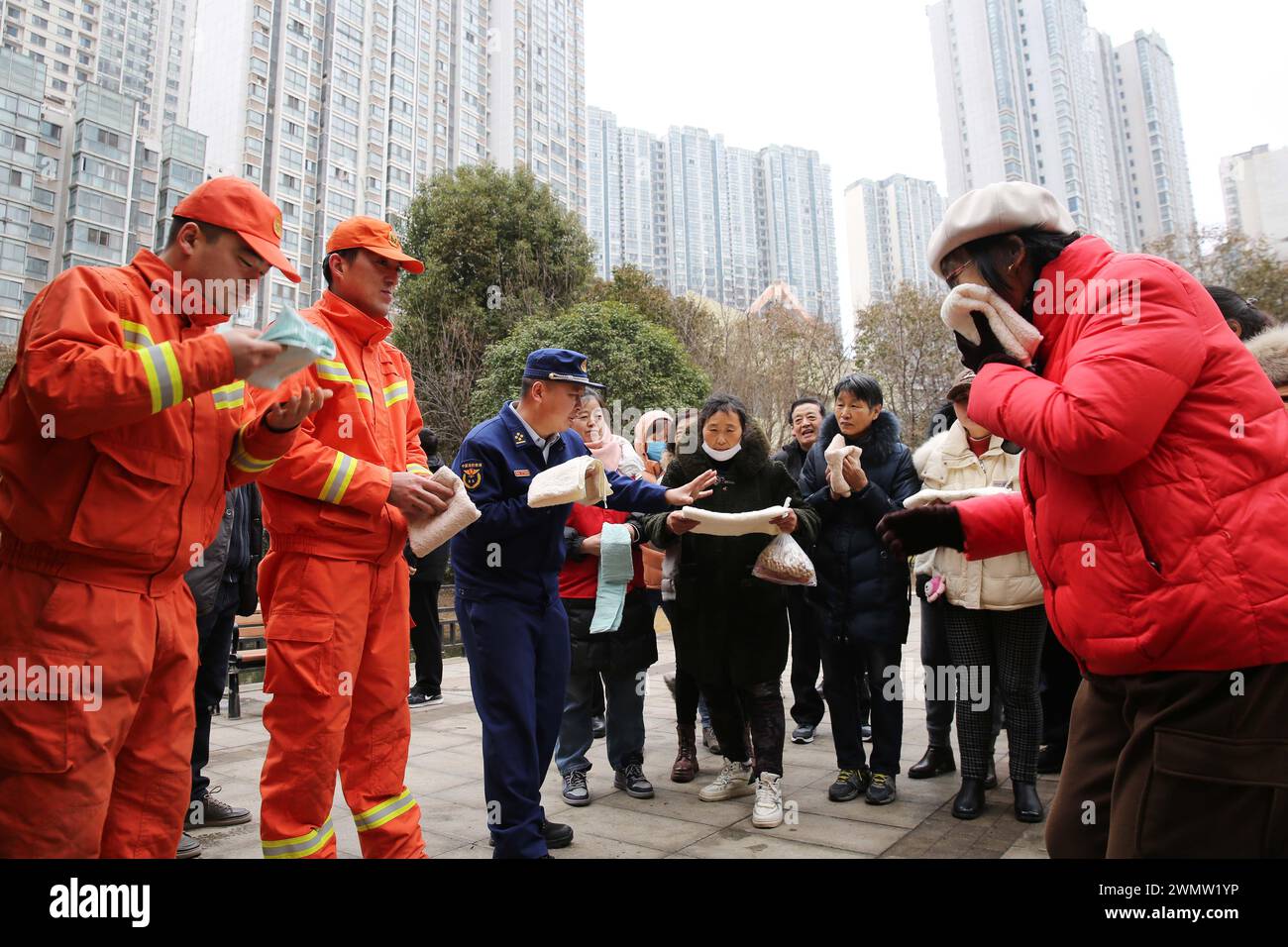 LIANYUNGANG, CINA - 28 FEBBRAIO 2024 - i vigili del fuoco guidano i residenti a fuggire da un incendio a Lianyungang, provincia del Jiangsu nella Cina orientale, 28 febbraio 2024. Foto Stock