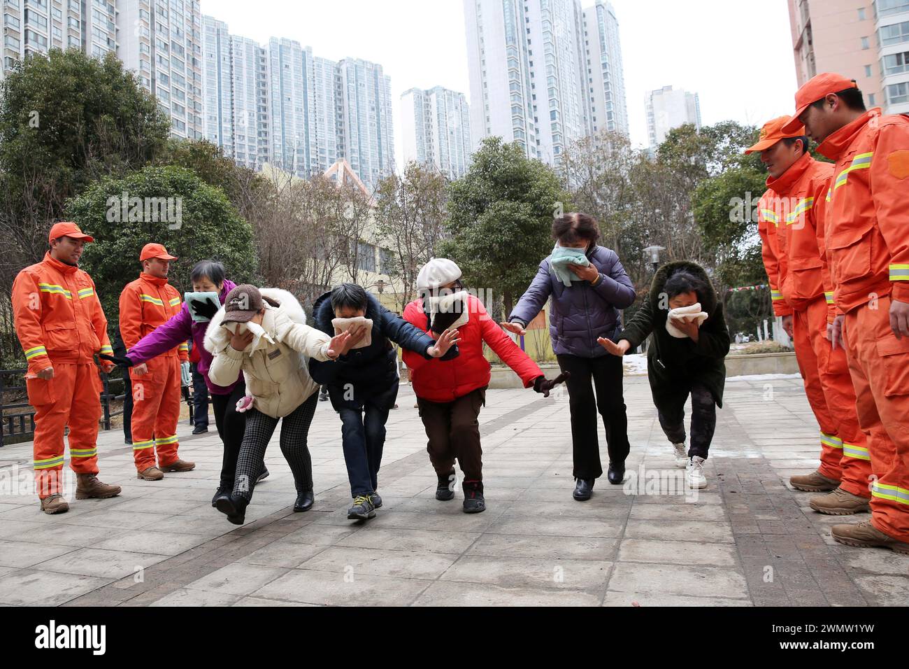 LIANYUNGANG, CINA - 28 FEBBRAIO 2024 - i vigili del fuoco guidano i residenti a fuggire da un incendio a Lianyungang, provincia del Jiangsu nella Cina orientale, 28 febbraio 2024. Foto Stock