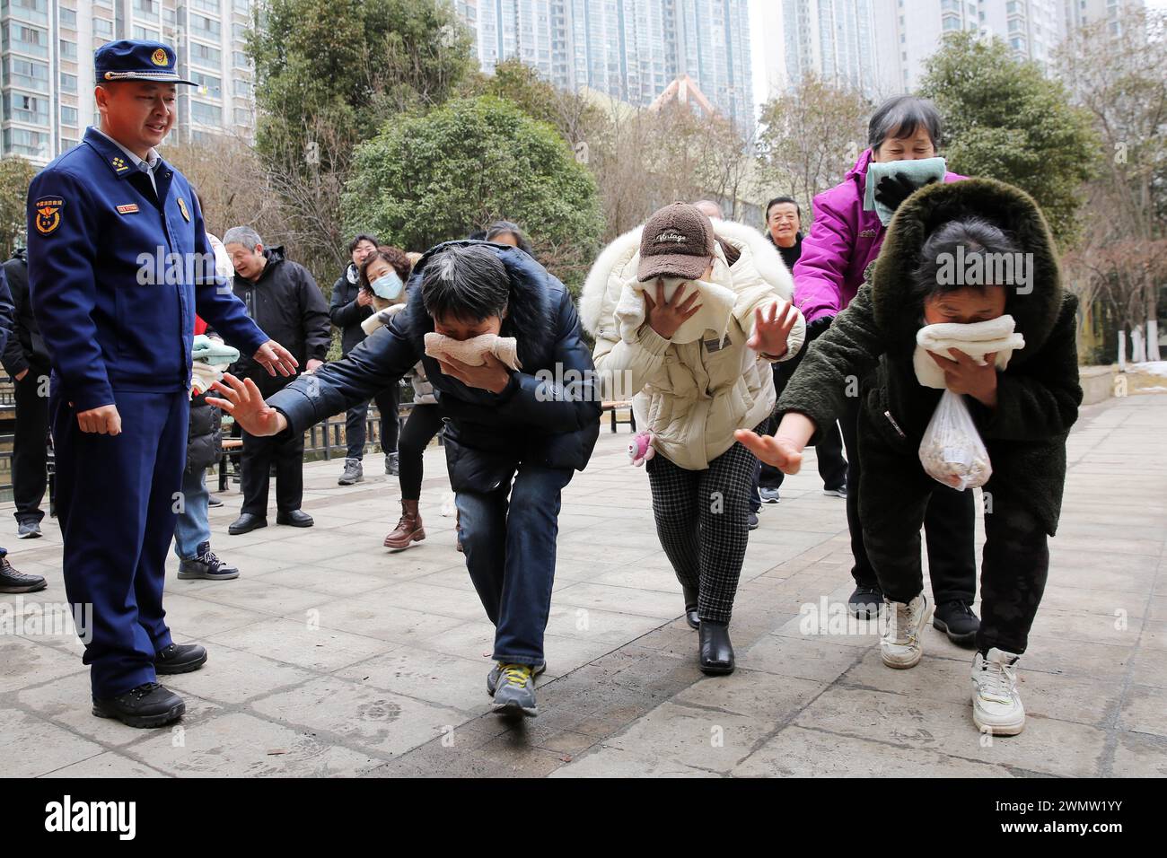 LIANYUNGANG, CINA - 28 FEBBRAIO 2024 - i vigili del fuoco guidano i residenti a fuggire da un incendio a Lianyungang, provincia del Jiangsu nella Cina orientale, 28 febbraio 2024. Foto Stock