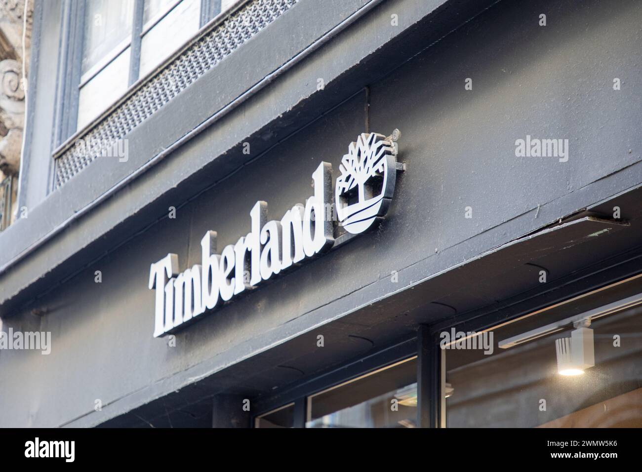 Bordeaux , Francia - 02 19 2024 : marchio Timberland Store logo e cartello di ingresso sulla catena di facciate di moda Foto Stock