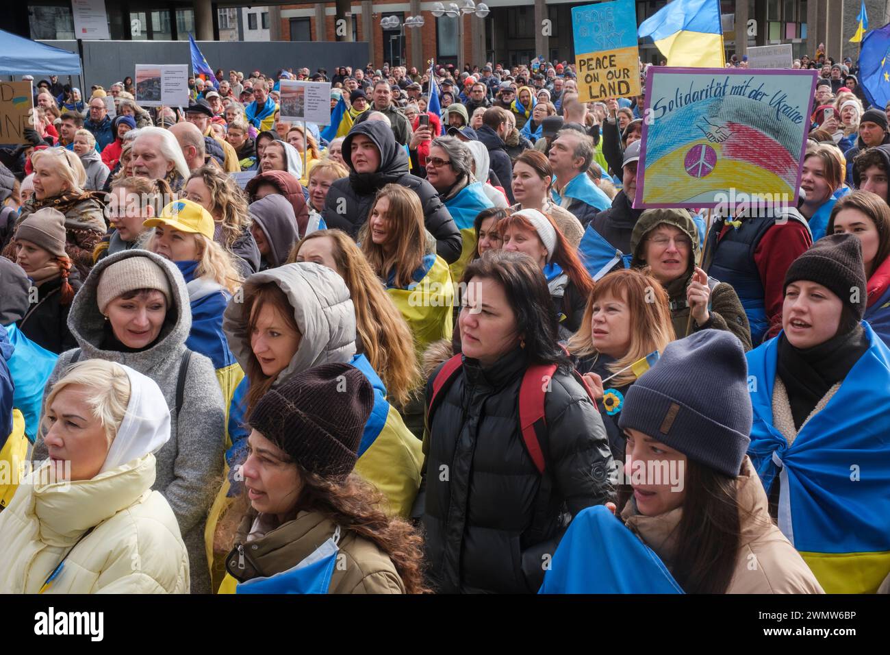 Il 24 febbraio 2024 segna il secondo anniversario della guerra di aggressione della Russia contro l'Ucraina. Proteste a Colonia Foto Stock