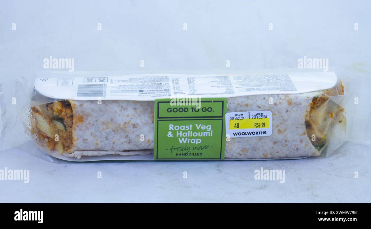 Johannesburg, Sud Africa - arrosto di verdure e halloumi da Woolworths Food isolato su uno sfondo chiaro con spazio di copia in formato orizzontale Foto Stock