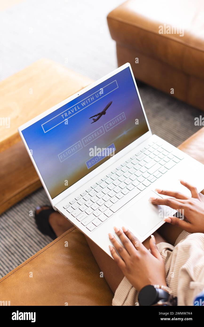Una persona sta navigando su un sito Web di viaggio su un notebook Foto Stock