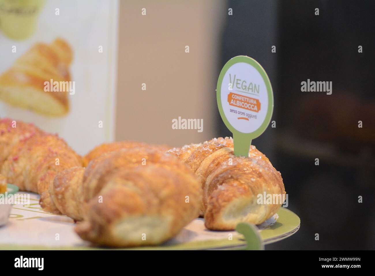 Una varietà di croissant vegani esposti in una finestra di panetteria Foto Stock