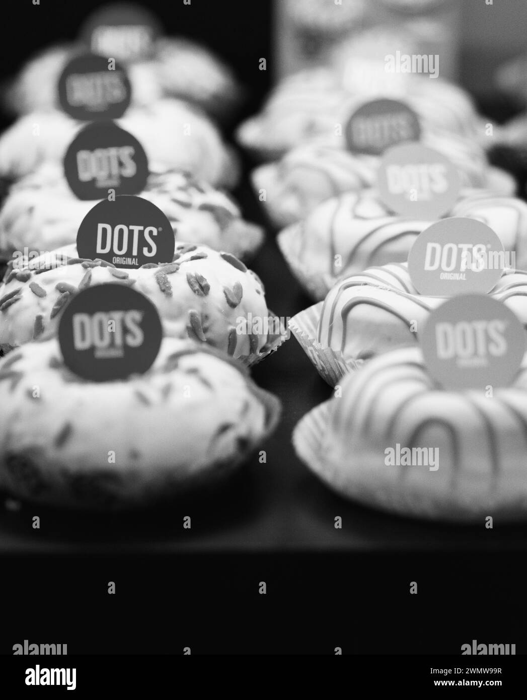 Un assortimento di ciambelle con sprinkles sopra Foto Stock