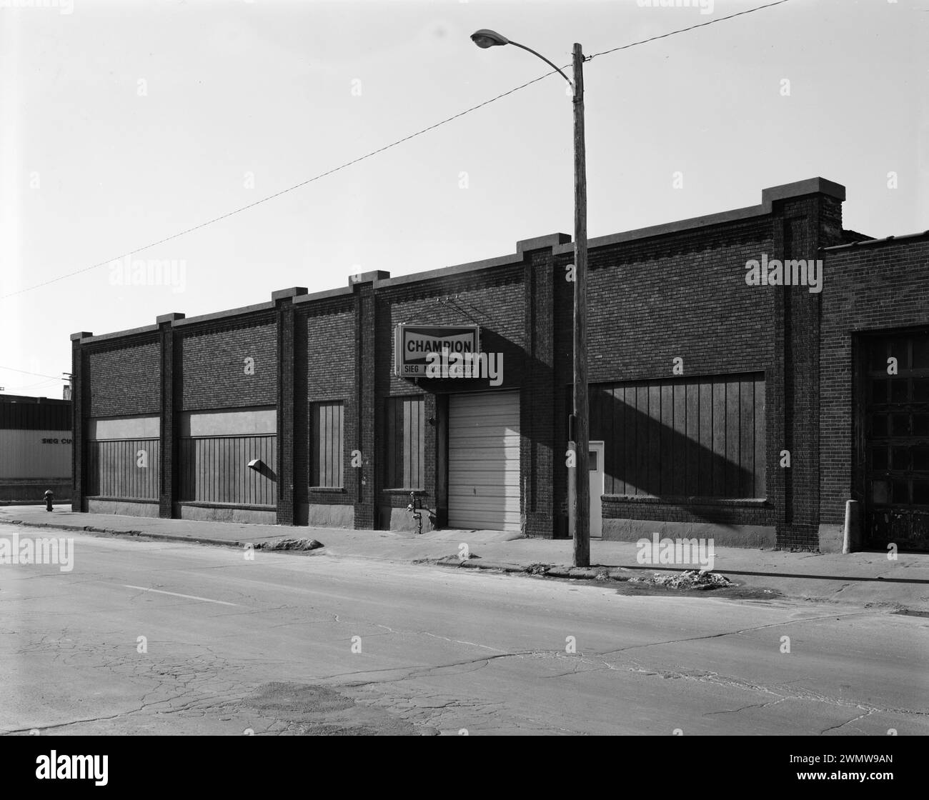 Fronte orientale. Vista su Southwest - edifici commerciali e industriali, Kassler Motor Company Showroom, Fifth & White Street, Dubuque Foto Stock