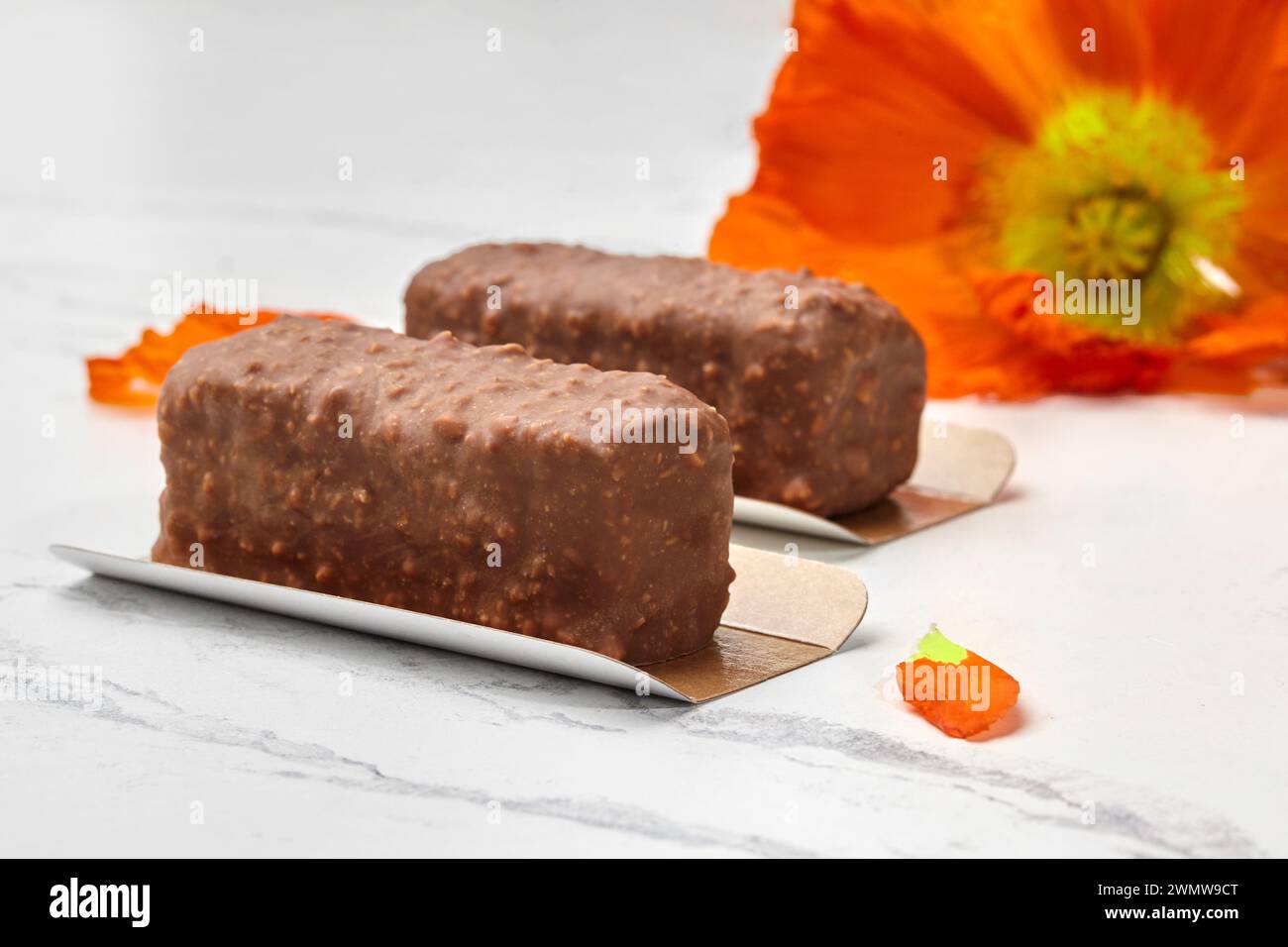 Mini tortine di pane al cioccolato e alle noci con fiore di papavero d'arancia Foto Stock