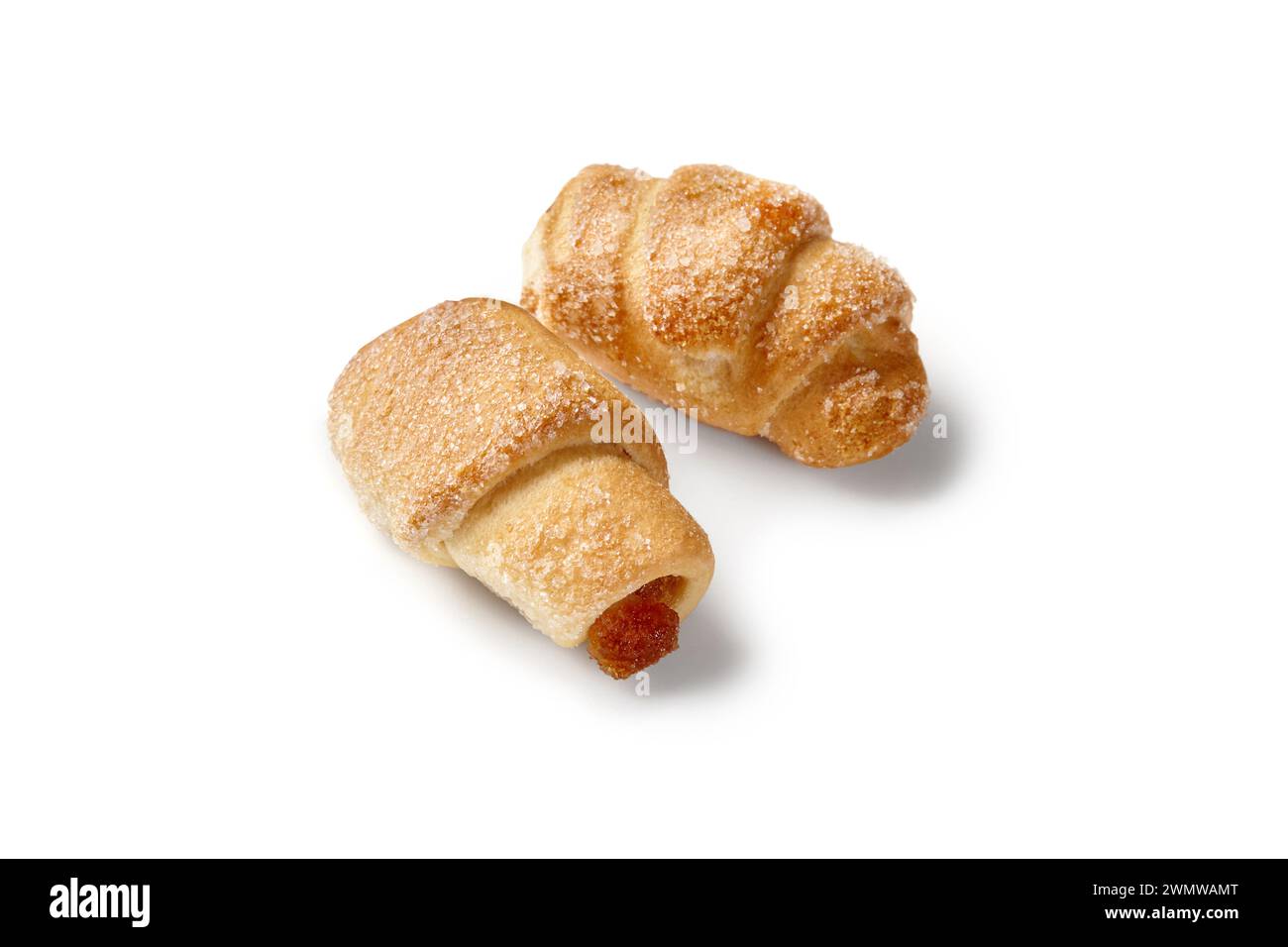 Due piccoli boccali di pasta sfoglia croccanti e friabili con delicato ripieno di mele aromatizzate alla cannella e crosta dorata di spolverini di zucchero. Foto Stock