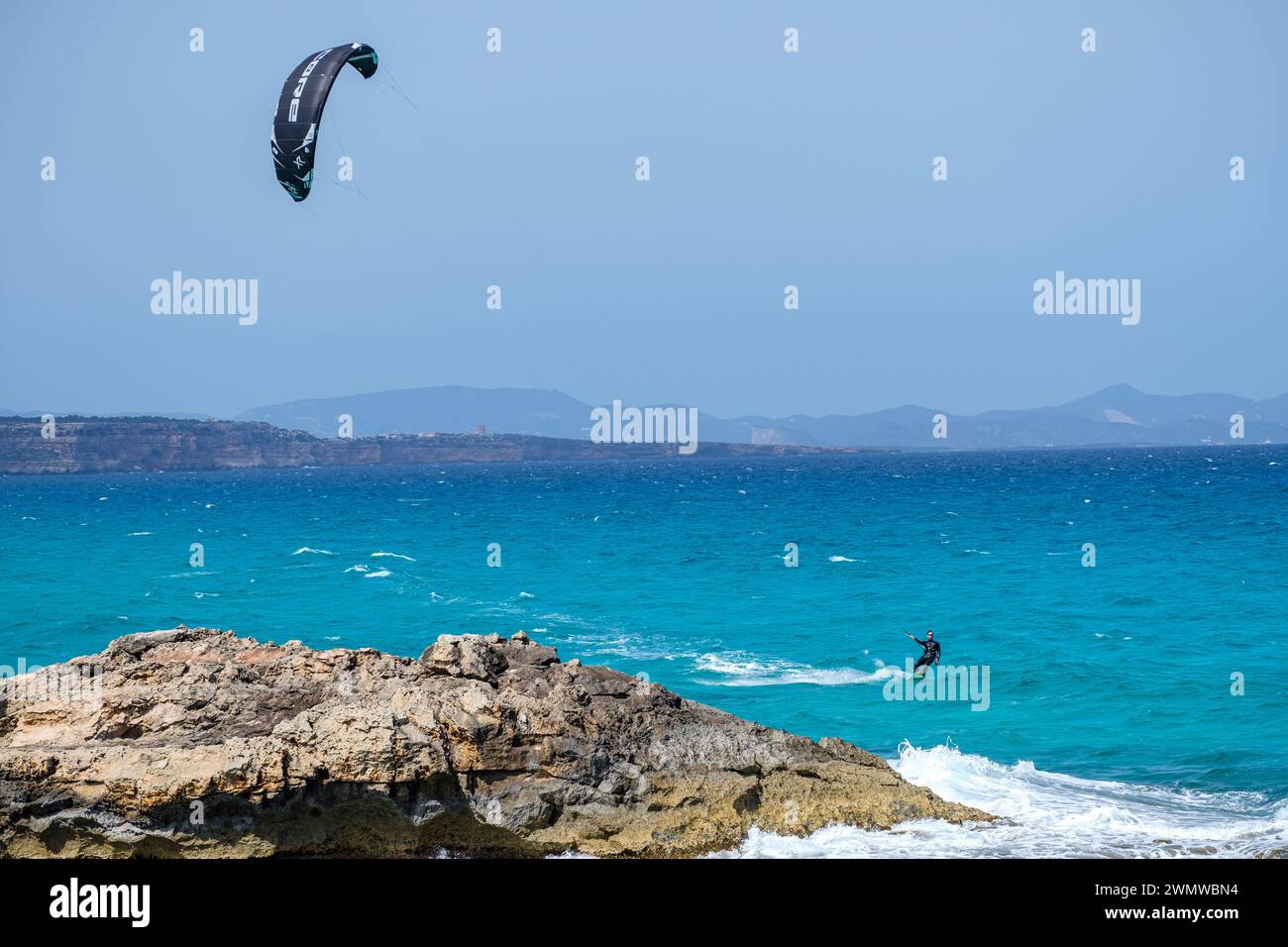 Kite surf sulla costa di tramuntana, Formentera, Isole Pitiusas, Comunità Baleari, Spagna Foto Stock