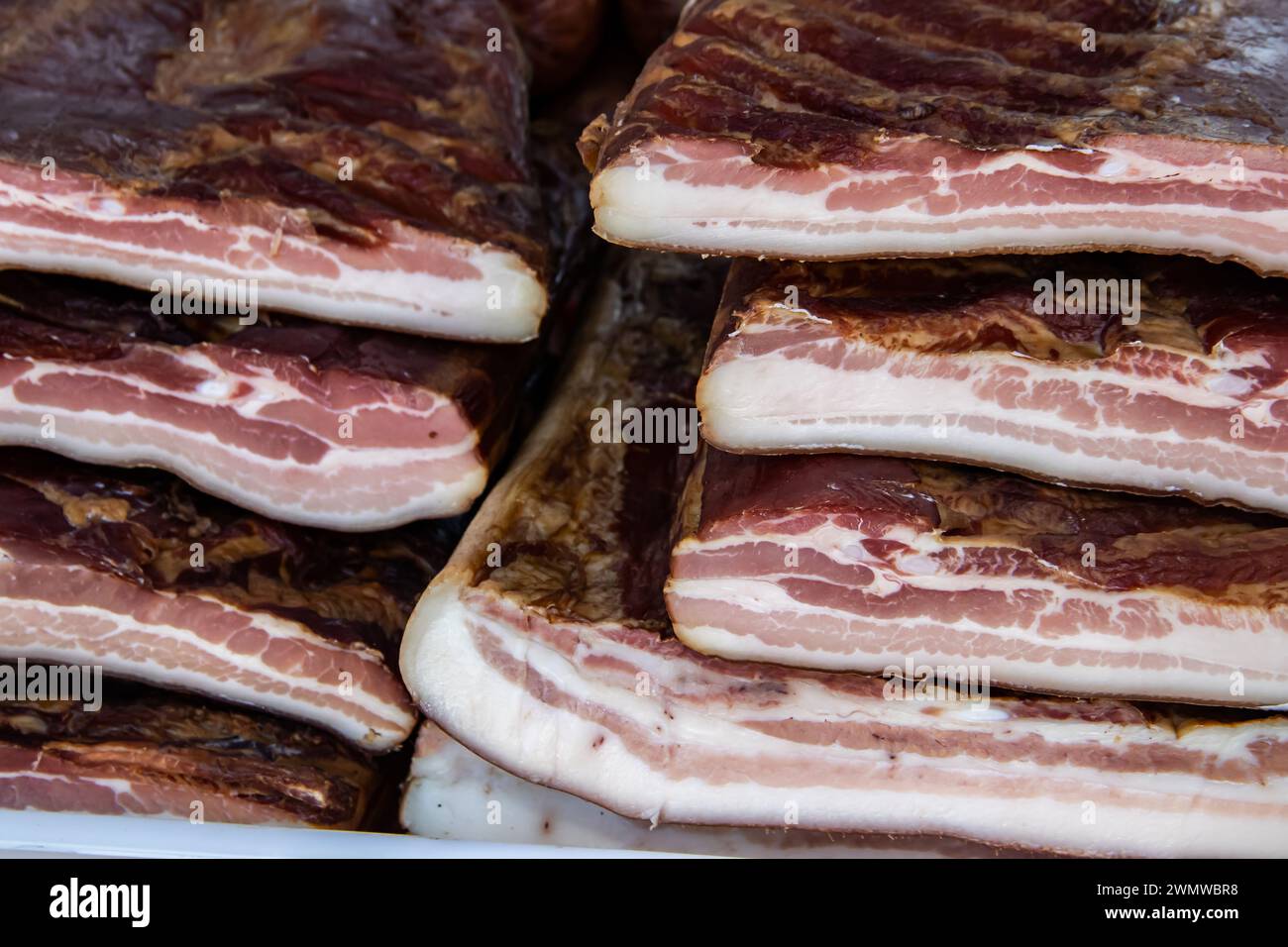 Pancetta esposta e carne secca prodotti domestici presentati per la vendita sul mercato agricolo del villaggio di Kacarevo, pancetta da gastronomia e prodotti a base di carne secca Foto Stock