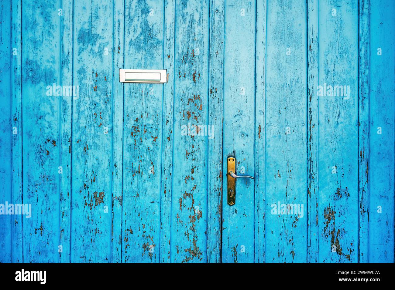 Vecchia porta blu in legno usurato con scatola delle lettere come sfondo Foto Stock