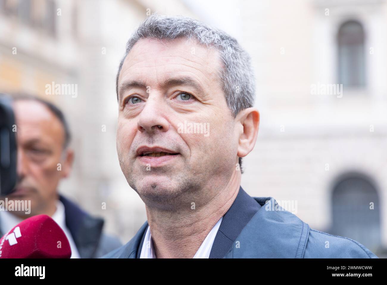 Roma, Italia. 27 febbraio 2024. Andrea Orlando, deputato alla camera per il Partito Democratico, incontra i giornalisti di fronte al Palazzo di Montecitorio a Roma (foto di Matteo Nardone/Pacific Press) Credit: Pacific Press Media Production Corp./Alamy Live News Foto Stock