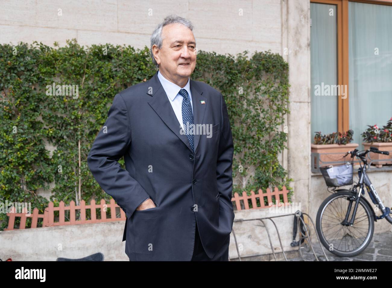 Roma, Italia. 27 febbraio 2024. Paolo Barelli, membro della camera dei deputati di ''forza Italia'', incontra i giornalisti di fronte al Palazzo Montecitorio a Roma (Credit Image: © Matteo Nardone/Pacific Press via ZUMA Press Wire) SOLO USO EDITORIALE! Non per USO commerciale! Foto Stock