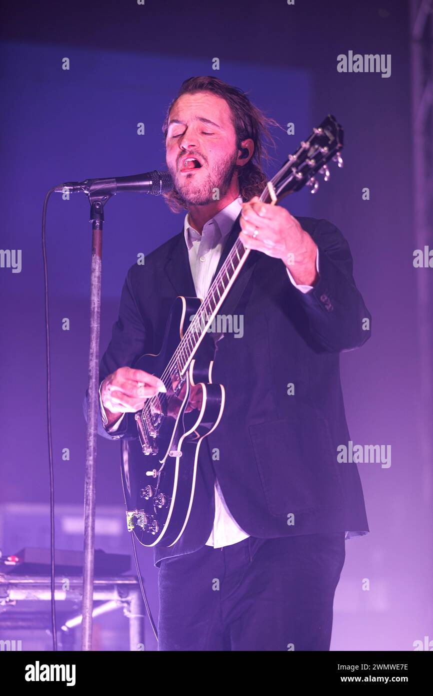 O2 Academy Leeds, Regno Unito. 27 febbraio 2024. Tom Smith degli Editors si esibisce dal vivo sul palco a Leeds durante il loro tour principale del 2024. Crediti: Katy Blackwood/Alamy Live News Foto Stock