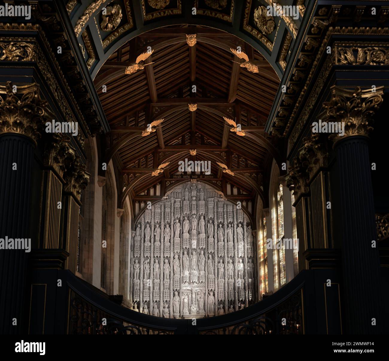 Soffitto e reredos (di re, vescovi, santi e notabili) presso la cappella di All Souls College, Università di Oxford, Inghilterra. Foto Stock