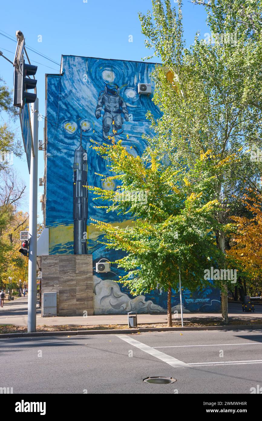 Un grande murale che combina il programma spaziale sovietico a Baikonur con il dipinto Starry Night di Vincent Van Gogh. Ad Almaty, Kazakistan. Foto Stock