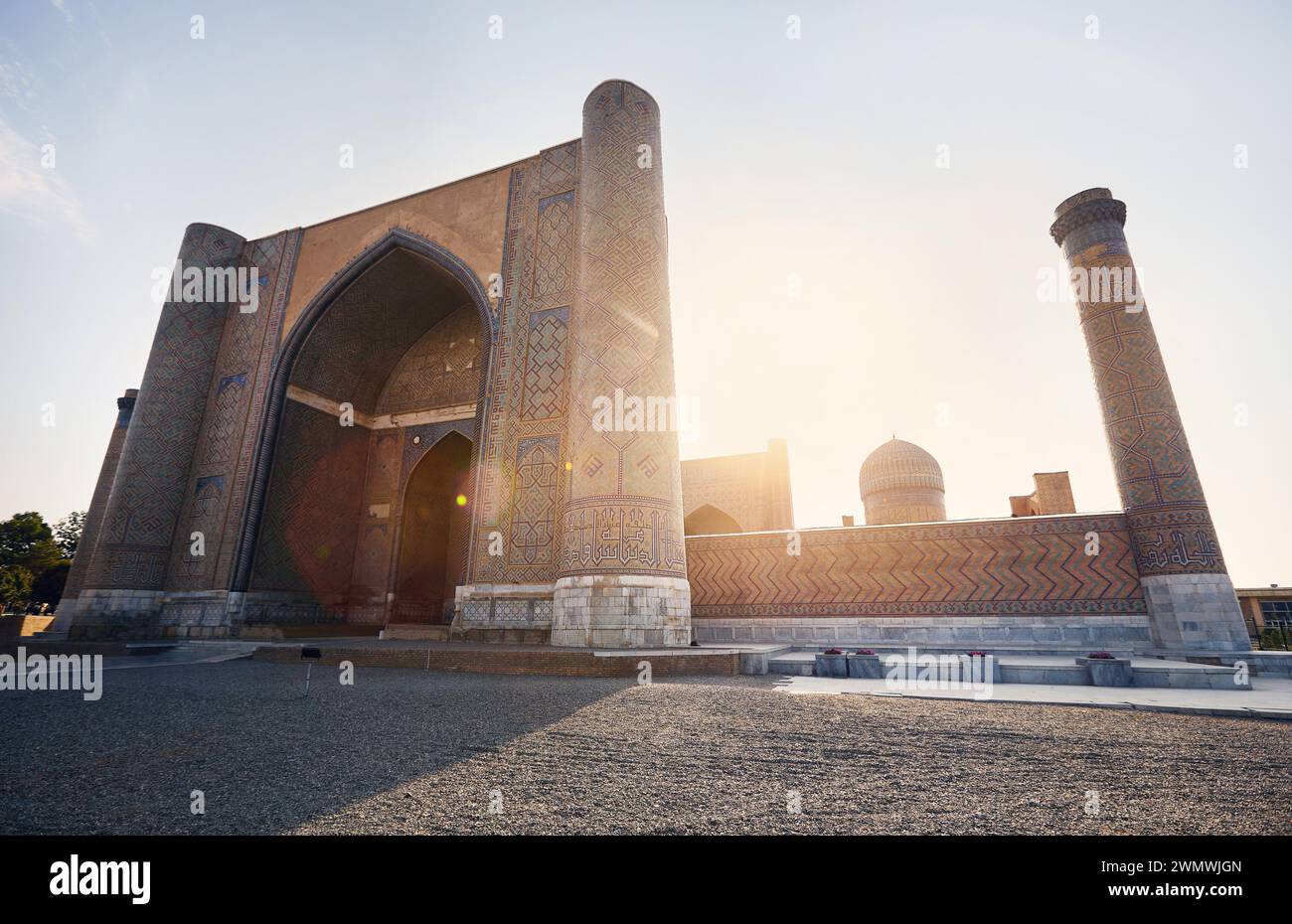 Antico edificio storico della Moschea Bibi Khanum a Samarcanda, Uzbekistan. Foto Stock