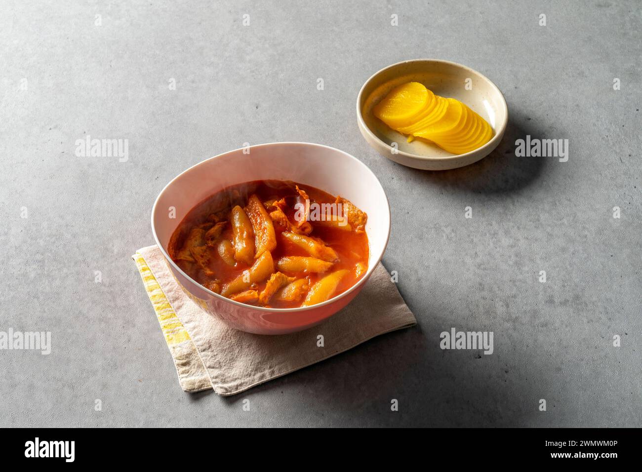 Tteokbokki, rose tteokbokki, frittura, pache tteokbokki, snack, piatto di cucina coreana con stufato di riso Foto Stock