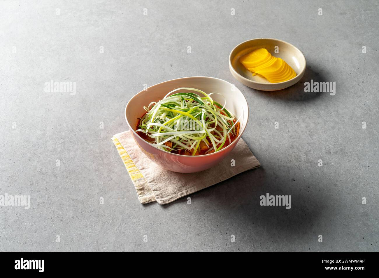 Tteokbokki, rose tteokbokki, frittura, pache tteokbokki, snack, piatto di cucina coreana con stufato di riso Foto Stock