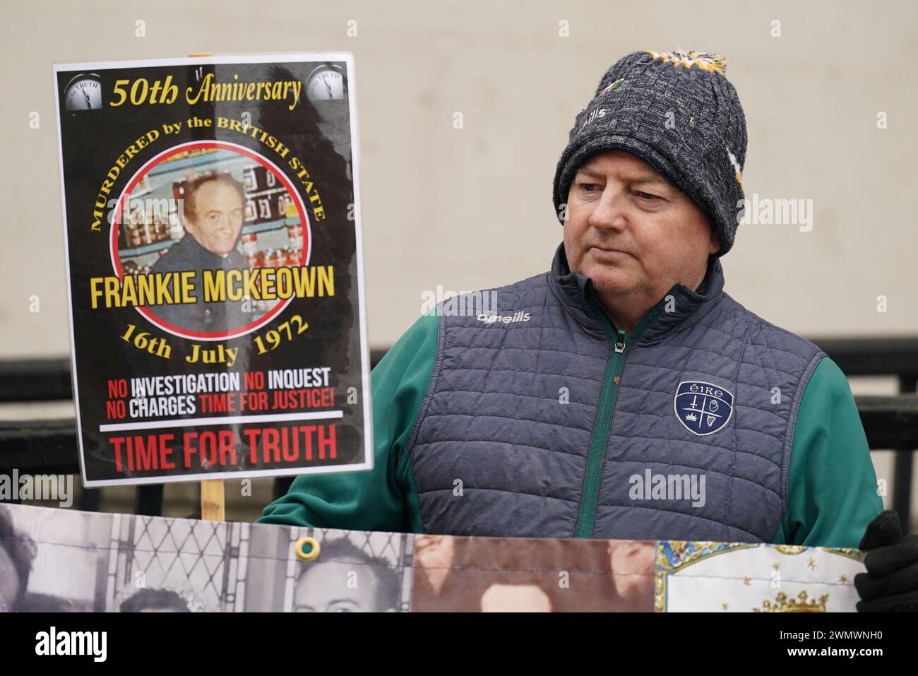 Attivisti al di fuori dell'alta Corte di Belfast prima della sua decisione in una sfida legale di riferimento al Troubles Act del governo britannico portato da diverse vittime del conflitto in Irlanda del Nord. Martina Dillon, John McEvoy e Lynda McManus hanno contestato il rispetto dei diritti umani della legge, tra cui la negazione delle indagini, la mancanza di indagini adeguate e il divieto di rivendicazioni civili. Data foto: Mercoledì 28 febbraio 2024. Foto Stock