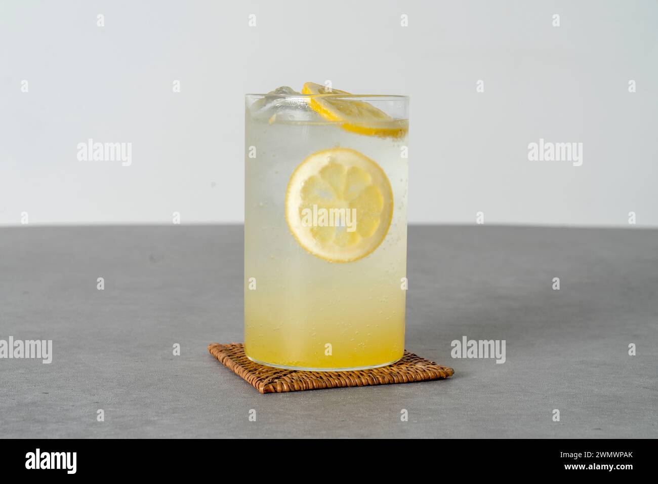 Pozione di frutta, mango, limone, yogurt bianco, yogurt ai mirtilli, frullato Foto Stock