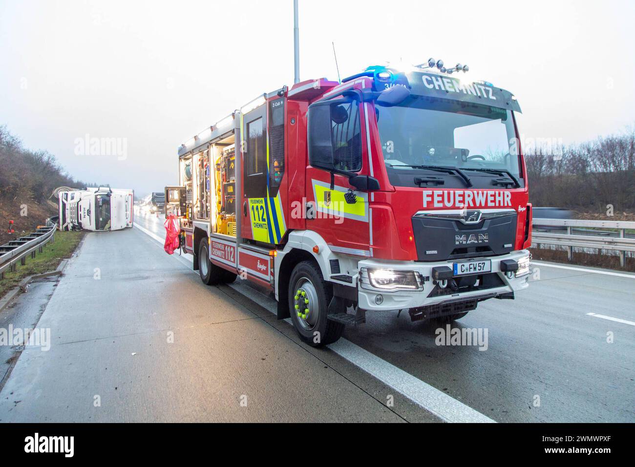 240228LKWUnfall News ID: EN 2024-02-28 LKW stürzt auf A72 um Fahrer bleibt unverletzt, Dieselkraftstoff ausgetreten A72 Höhe Leukersdorf. Auf der A72 in Richtung Hof Hat sich am Mittwochmorgen gegen 6 Uhr, zwischen den Anschlussstellen Chemnitz-Süd und Stollberg-Nord, ein LKW-Unfall ereignet. Der Fahrer des MAN War in Richtung Hof unterwegs, als er aus noch ungeklärter Ursache kurz nach dem Rastplatz Neukirchner Wald nach rechts von der Autobahn abkam, in einen Straßengraben fuhr und anschließend umkippte. Dabei wurde eine Leitplanke auf einer Länge von 50 Meter beschädigt. Auch eine Notrufsä Foto Stock