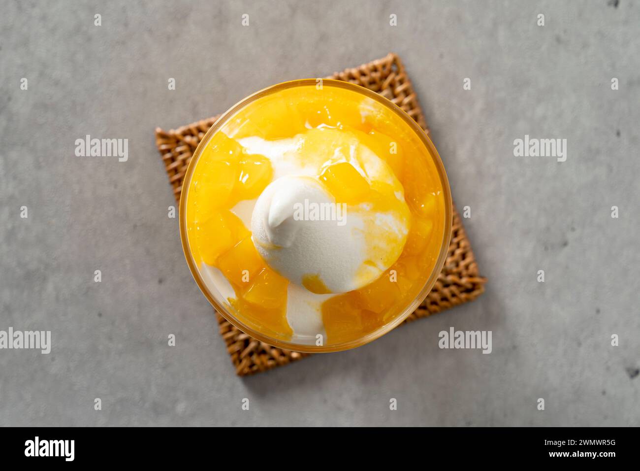 Yogurt ai mirtilli, frullato, fragola, mango, frullato, gelato al mango, gelato alle fragole Foto Stock