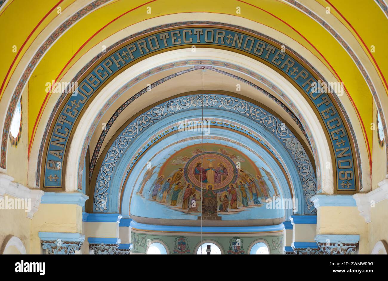 Dettaglio dell'arte sul soffitto sopra l'altare nella Cattedrale di San Giuseppe, Stone Town, Zanzibar, Tanzania Foto Stock