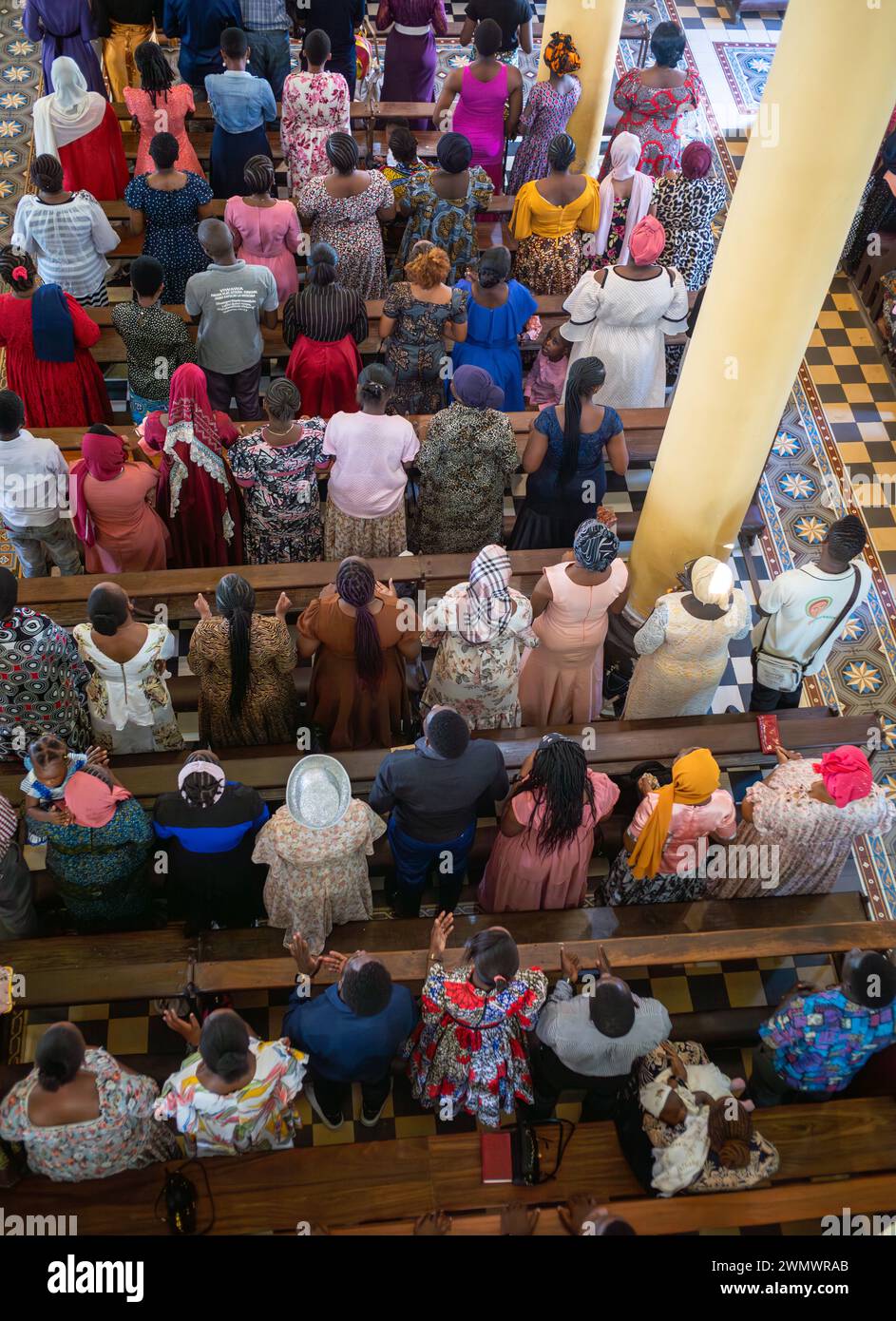 Guardando in basso la colorata congregazione della messa domenicale cattolica nella Cattedrale di San Giuseppe, Stone Town, Zanzibar, Tanzania Foto Stock