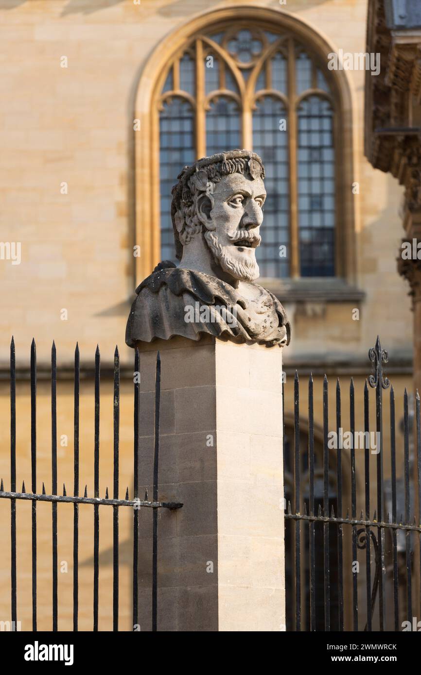 Una delle 13 teste dell'Imperatore Sheldoniano scolpite in pietra sul Wren's Sheldonian Theatre, Oxford, Regno Unito. Foto Stock
