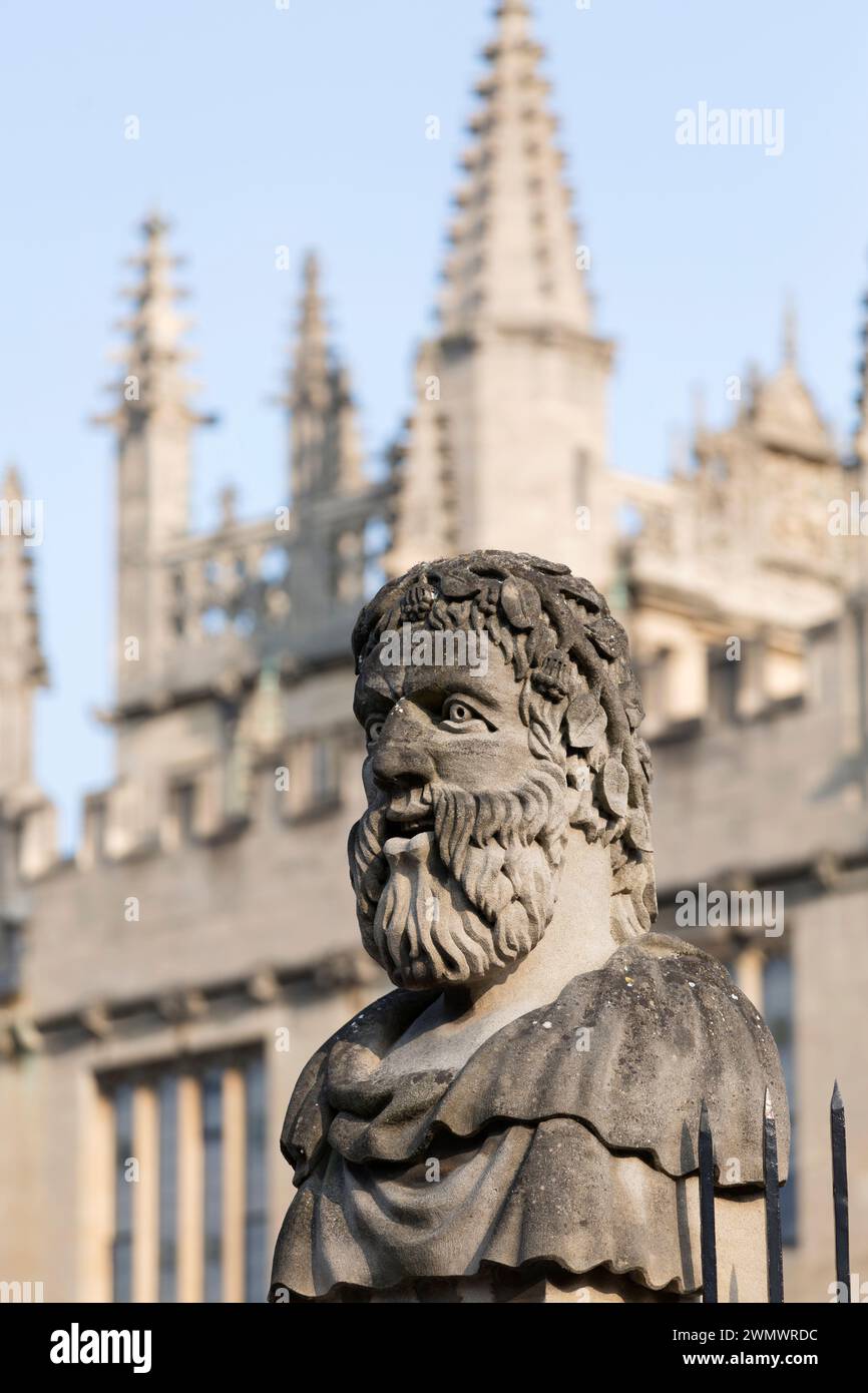 Una delle 13 teste dell'Imperatore Sheldoniano scolpite in pietra sul Wren's Sheldonian Theatre, Oxford, Regno Unito. Foto Stock