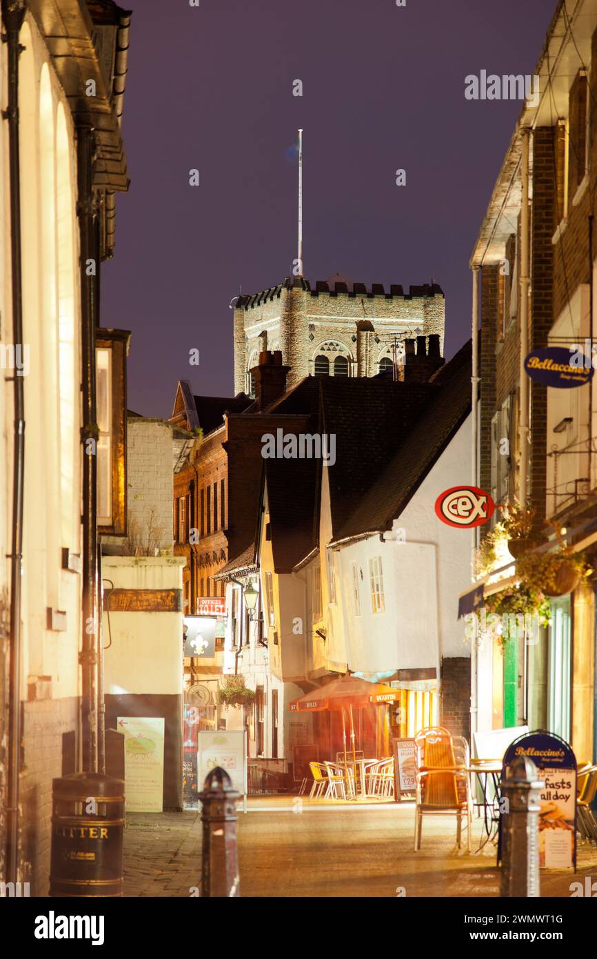 UK, Hertfordshire, St. Albans, St. Albans Street che guarda verso la cattedrale al tramonto. Foto Stock