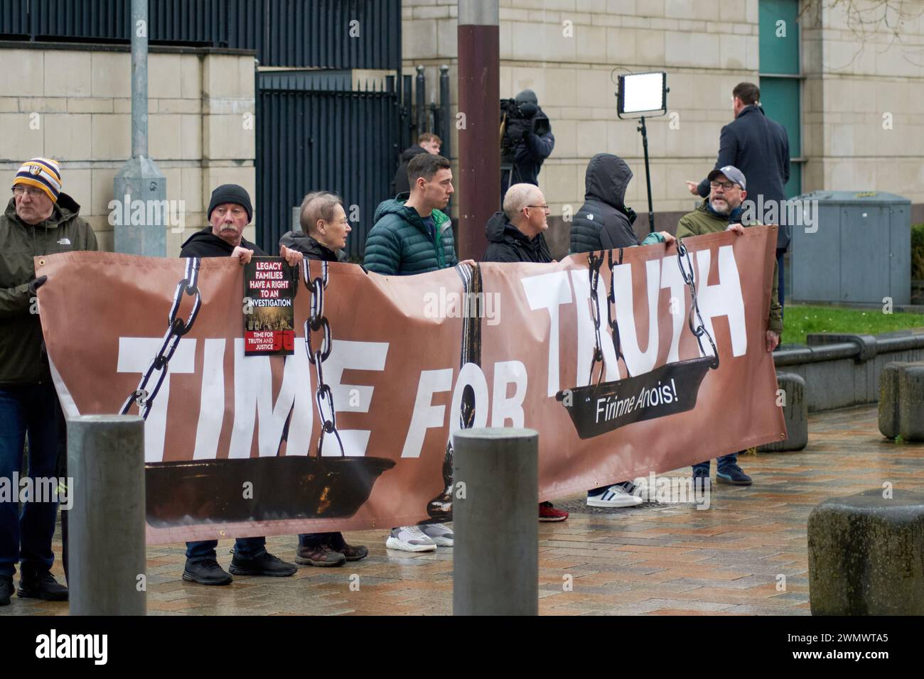 Belfast, Regno Unito 28 02 2024 vittime attivisti e media al di fuori della Belfast High Court prima di una sentenza attesa sul governo britannico Legacy Laws Belfast. Crediti: HeadlineX/Alamy Live News Foto Stock