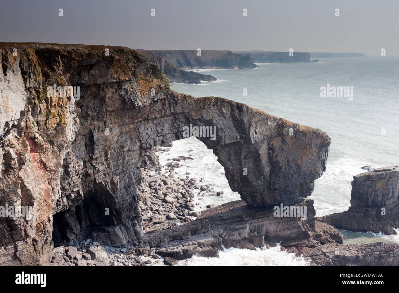 Wales, Pembrokeshire, Green Bridge of Wales, arco naturale sulla costa del Pembrokeshire. Foto Stock