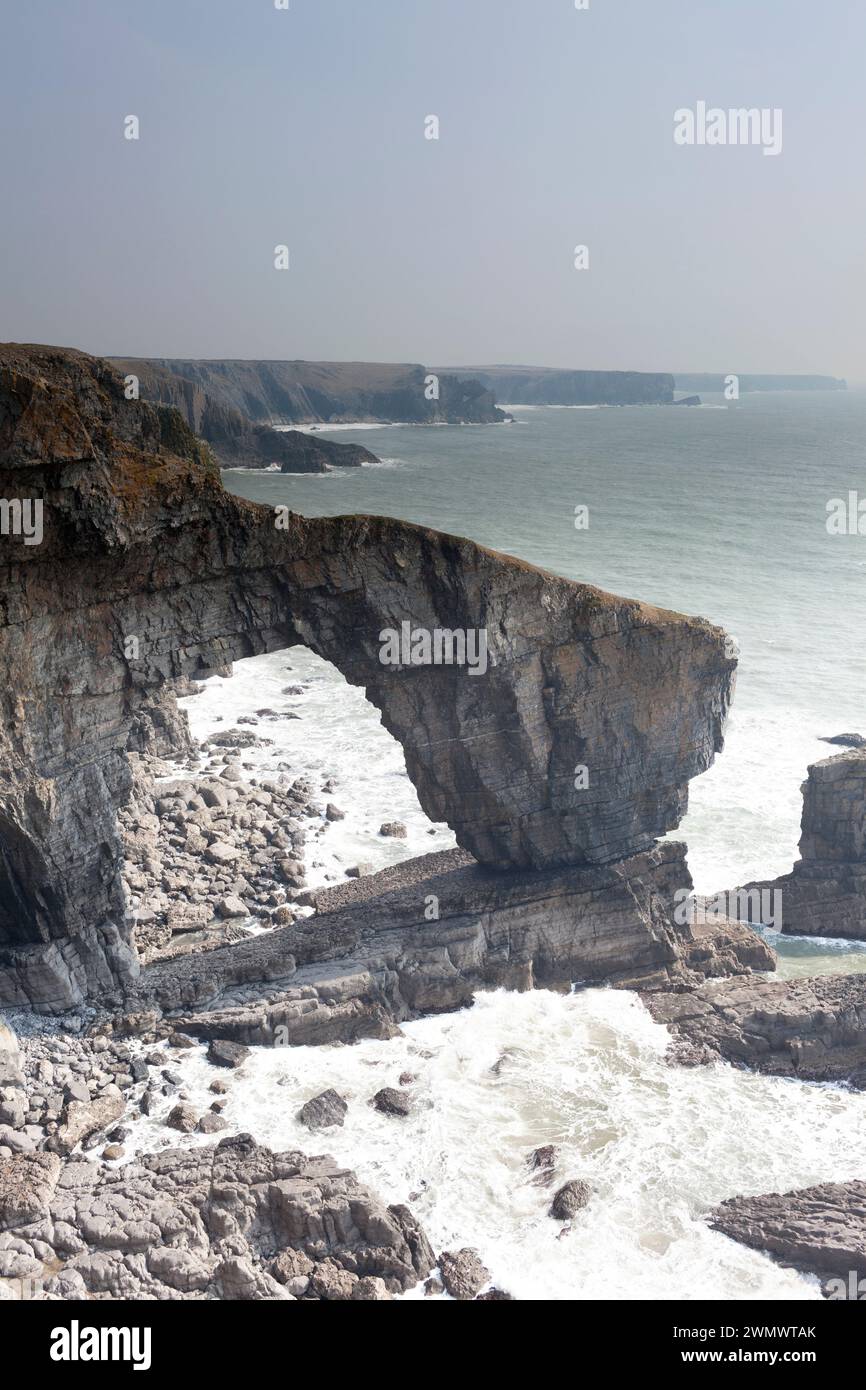 Wales, Pembrokeshire, Green Bridge of Wales, arco naturale sulla costa del Pembrokeshire. Foto Stock