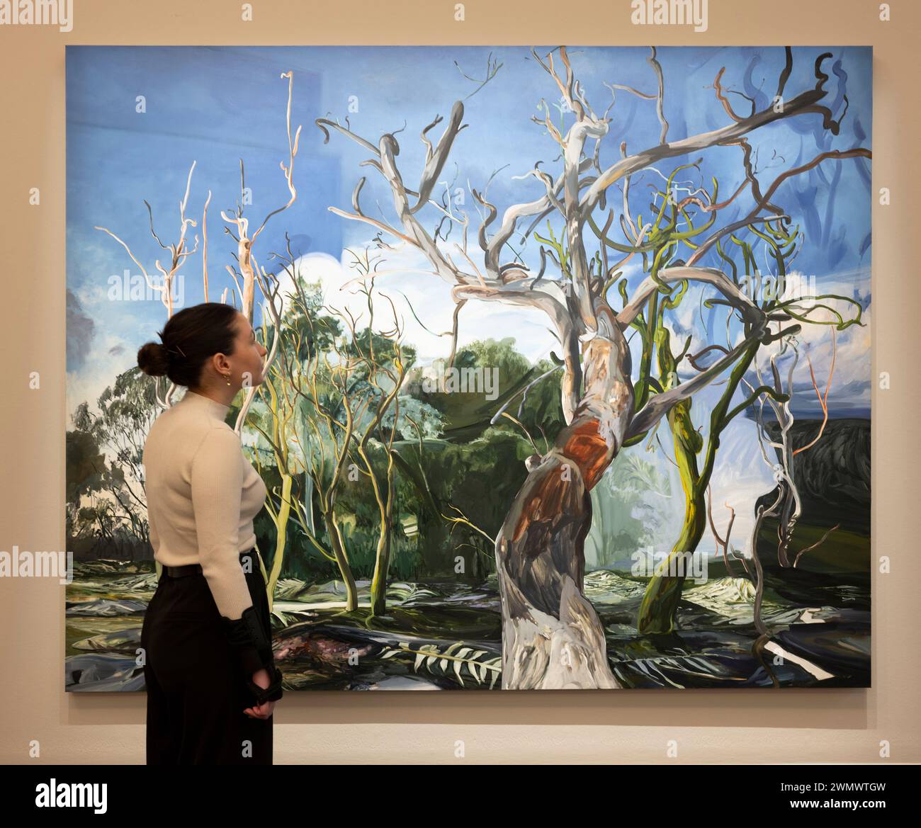 Sotheby's, Londra, Regno Unito. 28 febbraio 2024. La prima asta d'arte moderna e contemporanea di Sotheby del 2024 si svolge il 6 marzo. Tra i punti salienti figurano: Emma Webster (B. 1989). Dove Hollow, 2020, stima: £60.000-80.000. Crediti: Malcolm Park/Alamy Live News Foto Stock